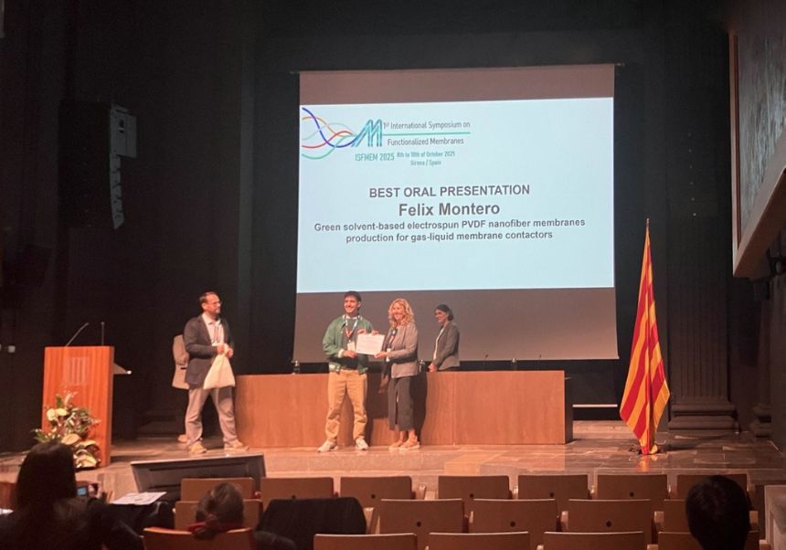 Félix Montero receives the Best Oral Presentation Award